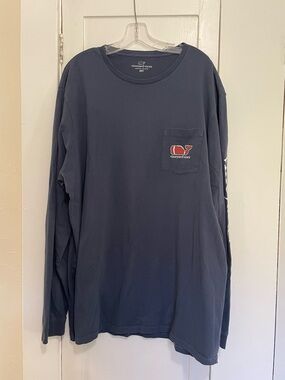 Vineyard Vines Men’s Long-Sleeve Pocket Tee — Navy football whale 2xt